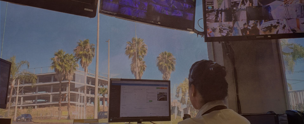 porteira de empresa de portaria na guarita realizando atendimentos