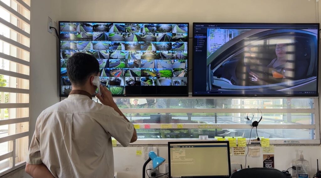 Porteiro trabalhando em portaria presencial com suporte tecnológico.