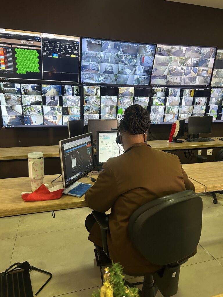 Controle de acesso inteligente instalado por empresa de segurança em Uberlândia.
