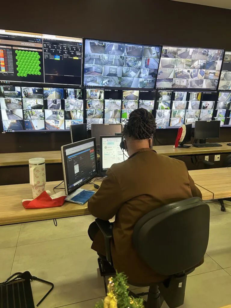 Controle de acesso inteligente instalado por empresa de segurança em Uberlândia.