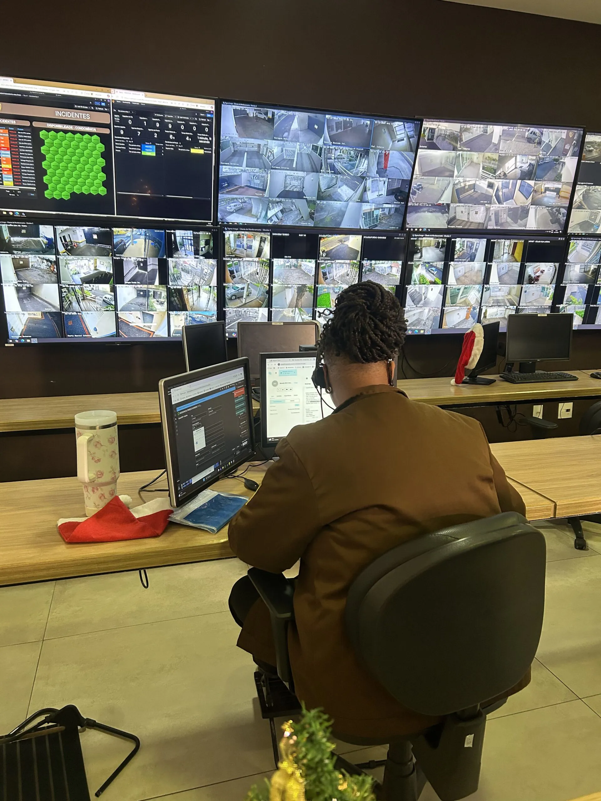 Controle de acesso inteligente instalado por empresa de segurança em Uberlândia.