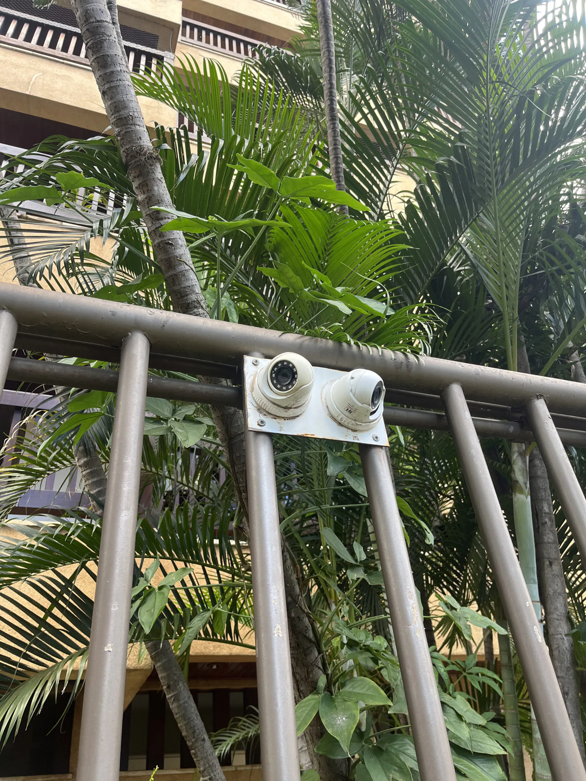 Sistema de segurança eletrônica instalado em condomínio residencial moderno