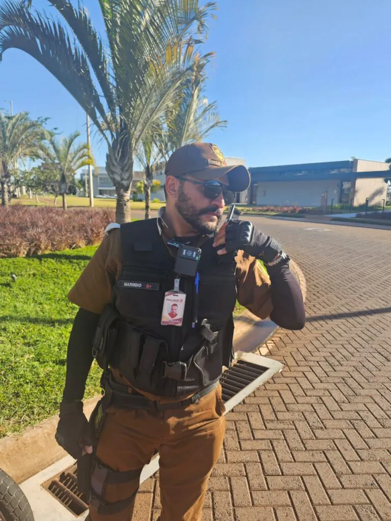 Vigilante do Grupo Força Tarefa demonstrando habilidades emocionais e controle em atendimento